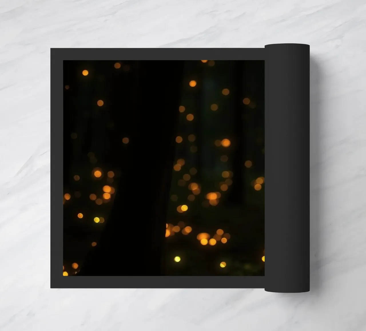 Foresta magica con luci e funghi incandescenti zerbino da DesignDoodle
