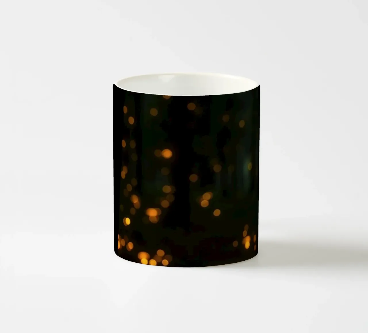 Foresta magica con luci e funghi incandescenti tazza in ceramica da DesignDoodle
