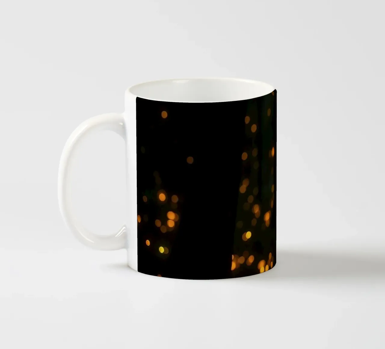 Foresta magica con luci e funghi incandescenti tazza in ceramica da DesignDoodle
