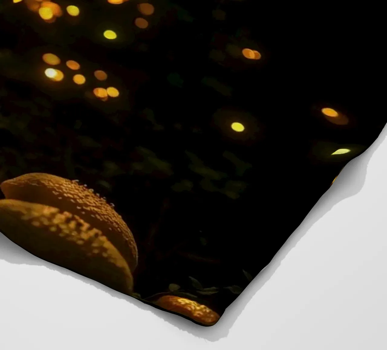 Foresta magica con luci e funghi incandescenti coperta in pile da DesignDoodle