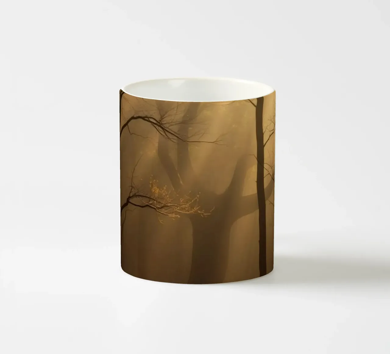 foresta con la luce del sole che filtra attraverso gli alberi tazza in ceramica da DesignDoodle