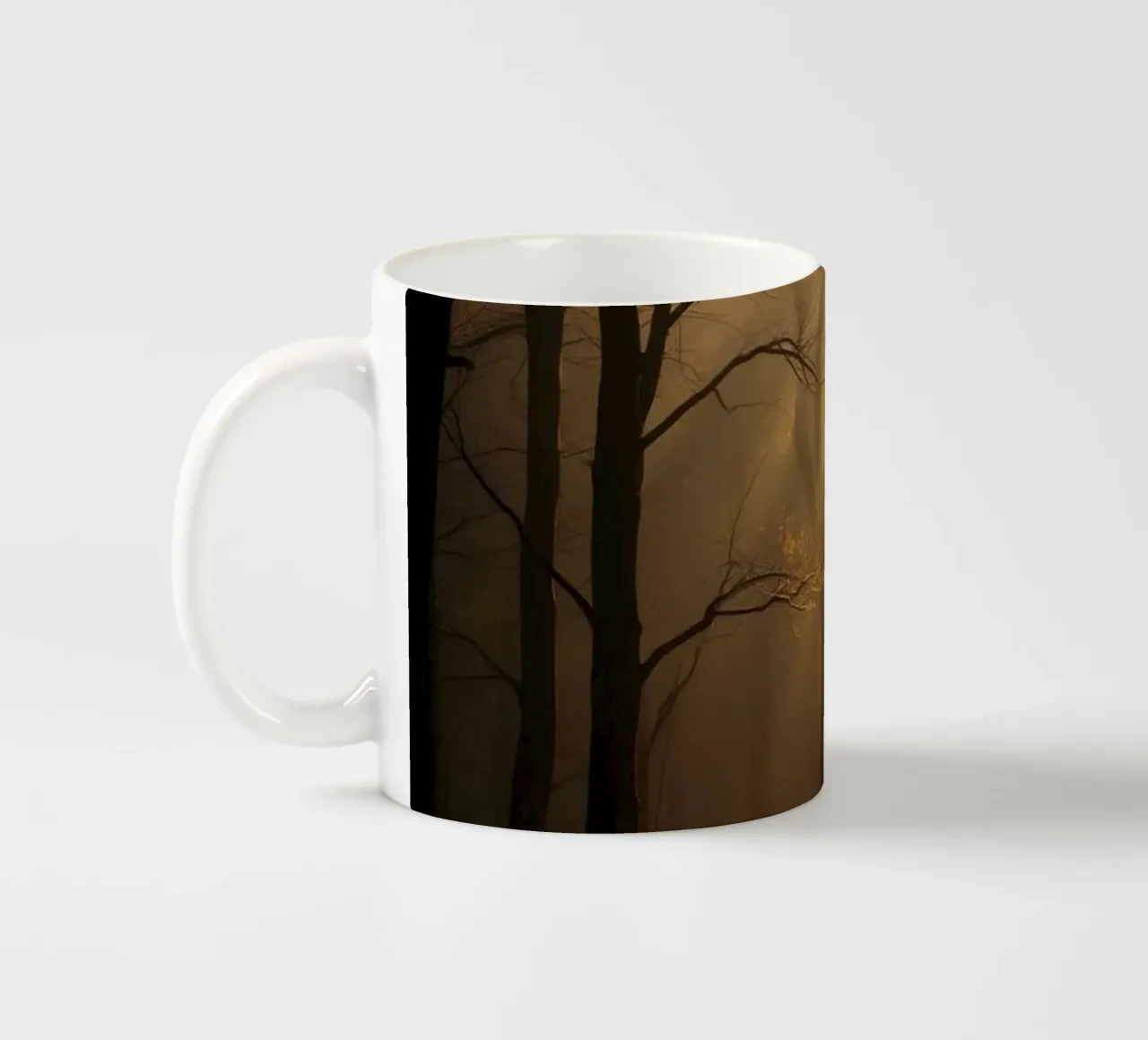 foresta con la luce del sole che filtra attraverso gli alberi tazza in ceramica da DesignDoodle