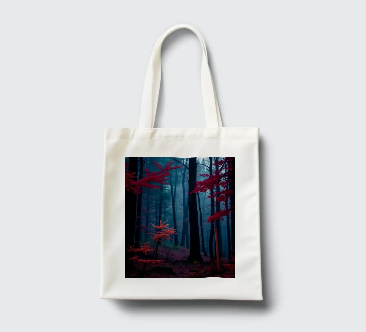 Lebendiger Herbstwald mit rotem Laub und nebliger Atmosphäre Jutebeutel von DesignDoodle