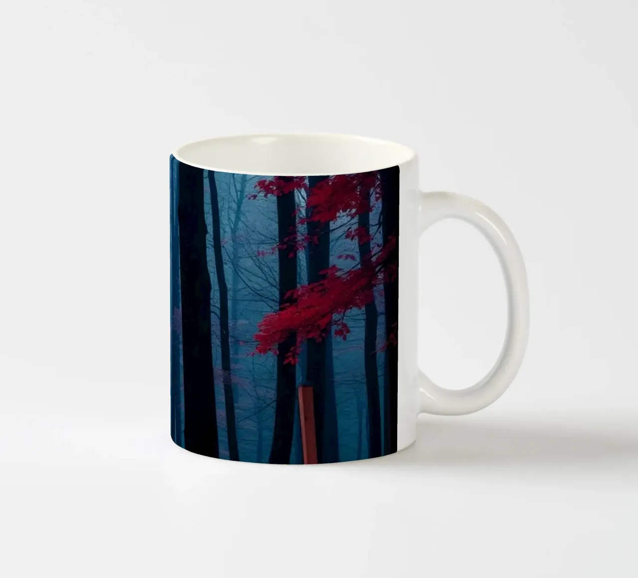 Vibrante foresta autunnale con fogliame rosso e atmosfera nebbiosa tazza in ceramica da DesignDoodle