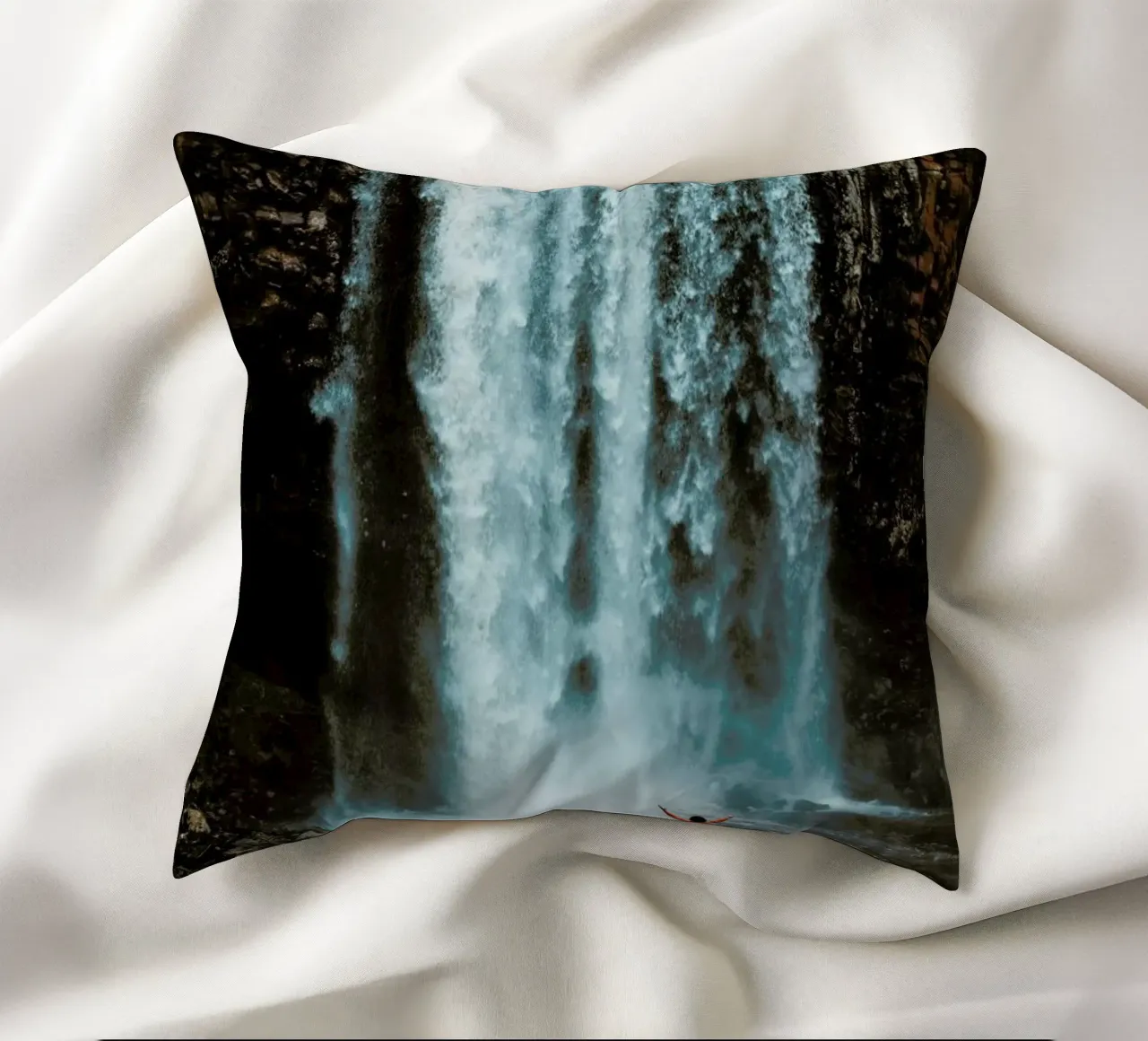 Full Force by @connorjvaughan cuscino da EyeEm Mobile GmbH