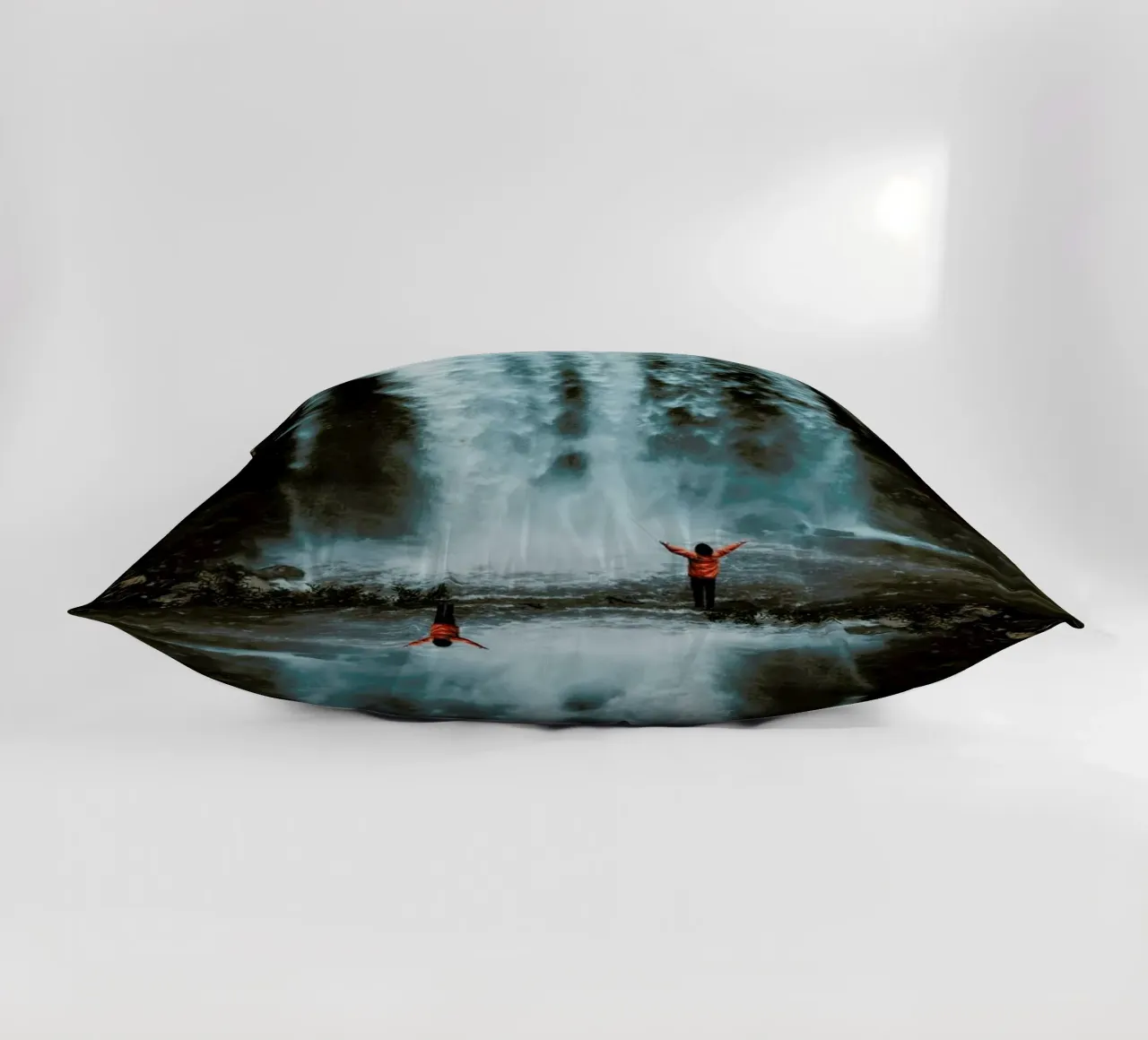 Full Force by @connorjvaughan cuscino da EyeEm Mobile GmbH