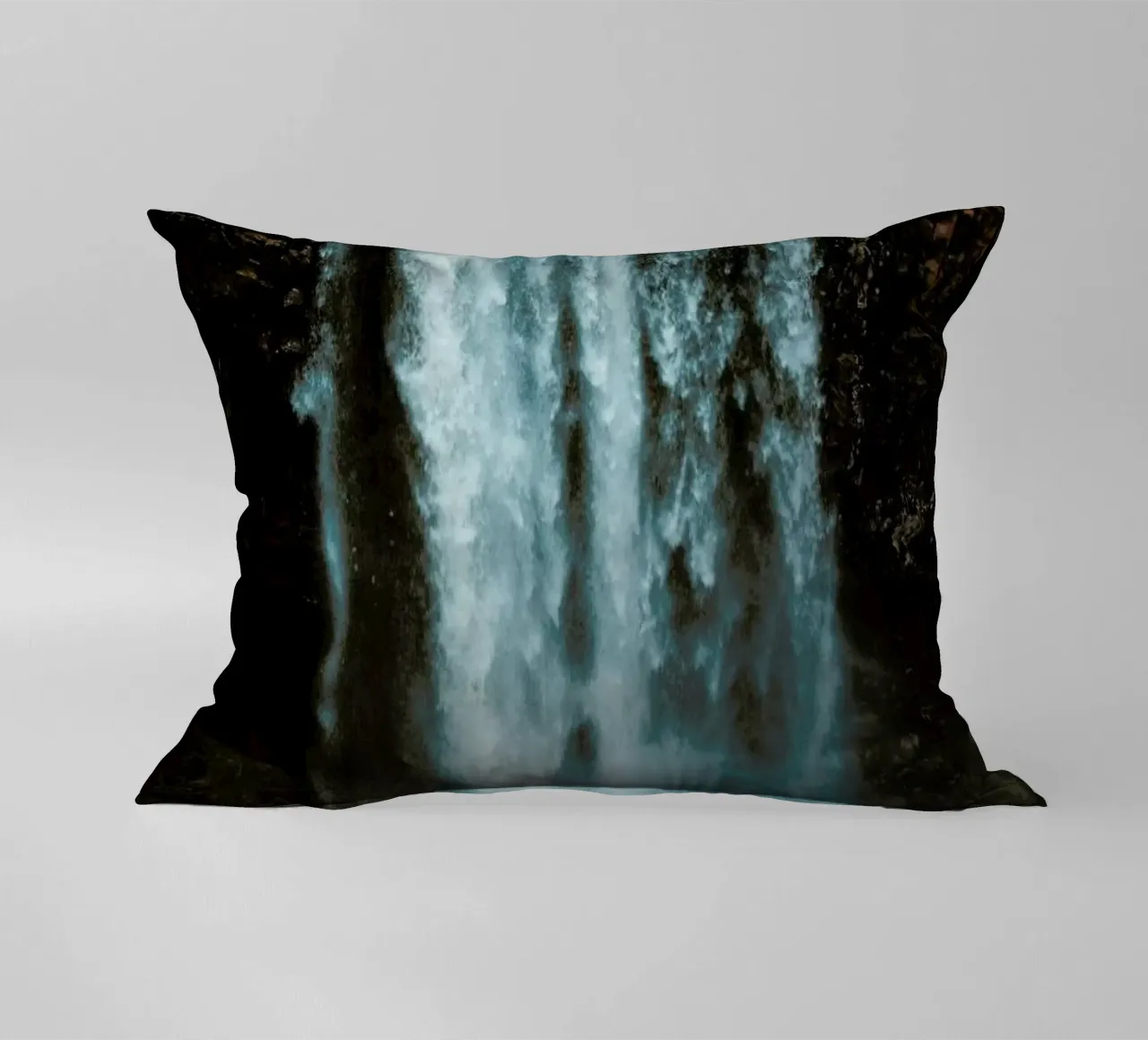 Full Force by @connorjvaughan cuscino da EyeEm Mobile GmbH