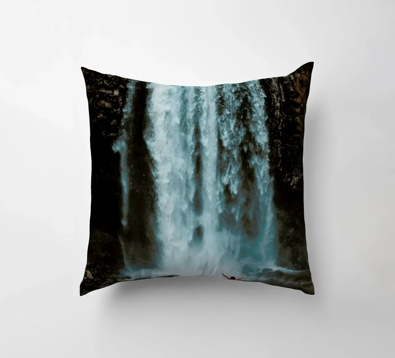 Full Force by @connorjvaughan cuscino da EyeEm Mobile GmbH