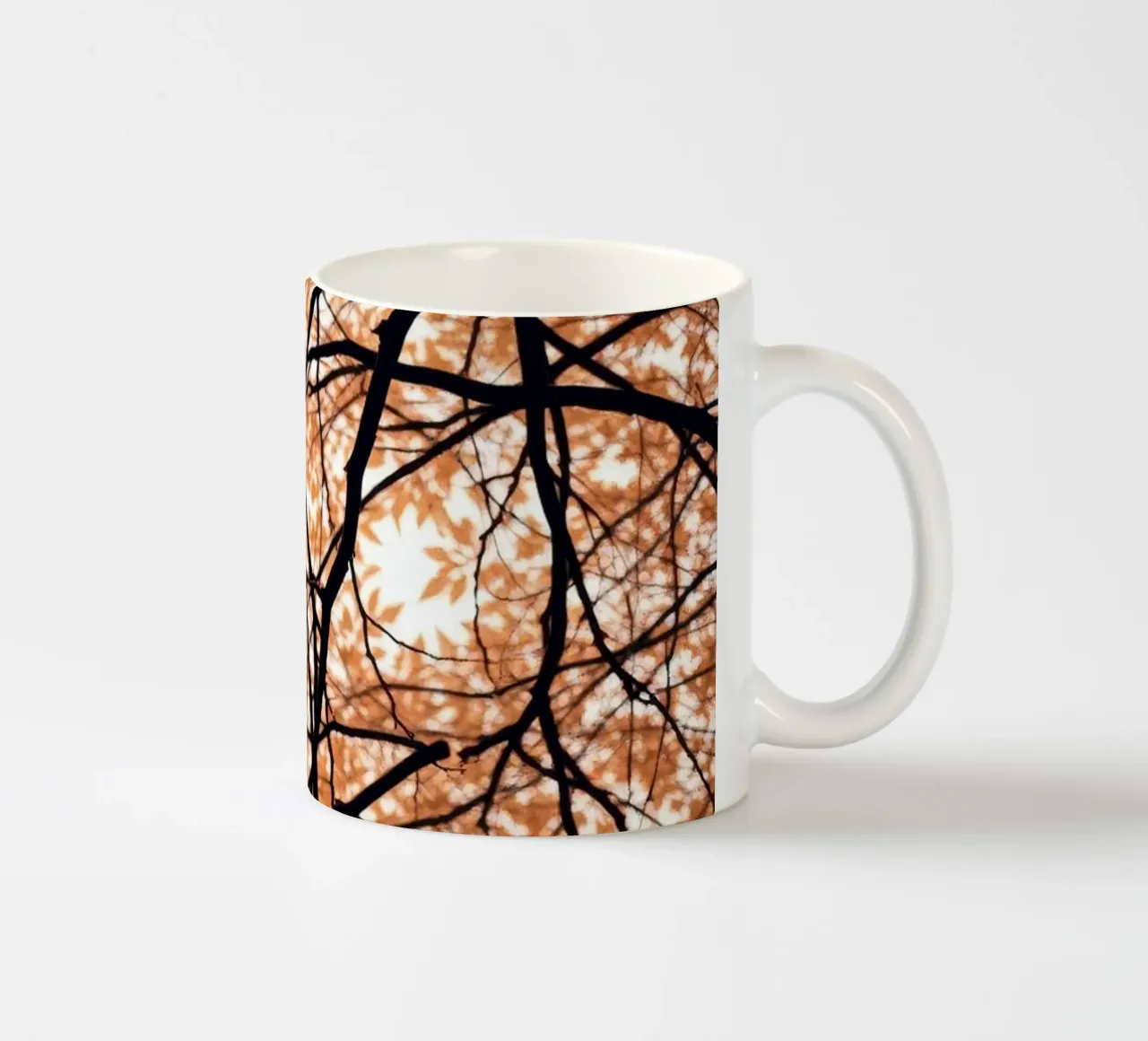 bellezza astratta con foglie arancioni e rami intrecciati tazza in ceramica da DesignDoodle