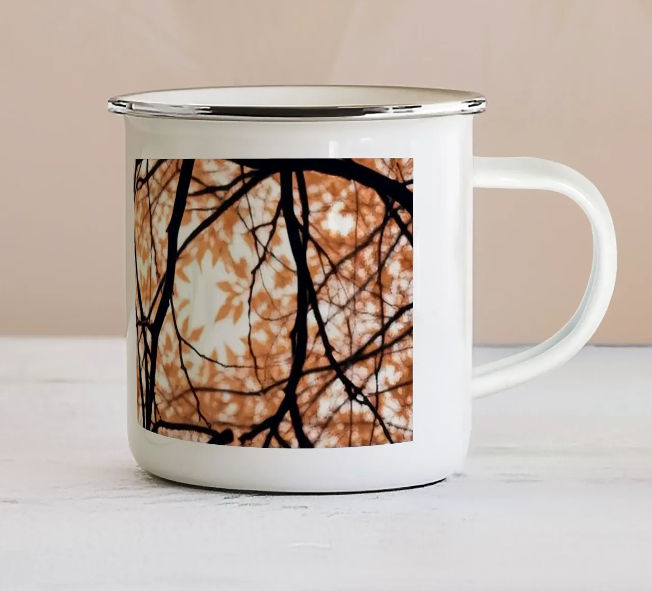 bellezza astratta con foglie arancioni e rami intrecciati tazza in smalto da DesignDoodle