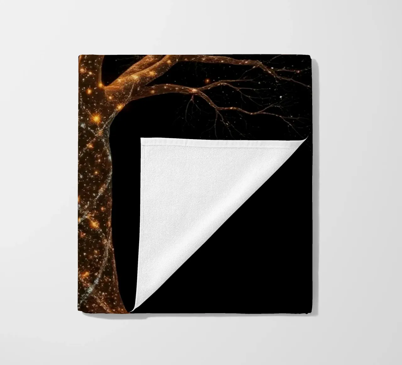 Einzigartiges abstraktes Baumdesign, beleuchtet von funkelnden Lichtern Strandtuch von DesignDoodle