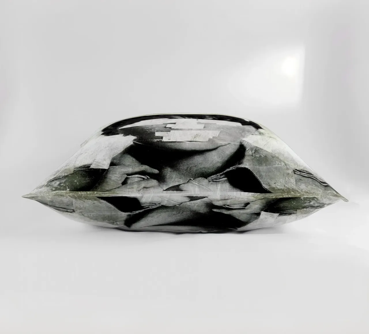 Faceless 02 cuscino da Famous When Dead