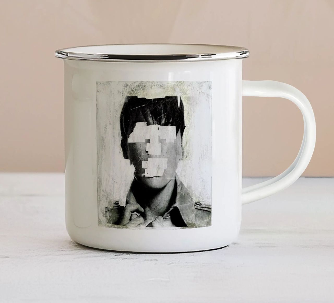 Faceless 02 tazza in smalto da Famous When Dead