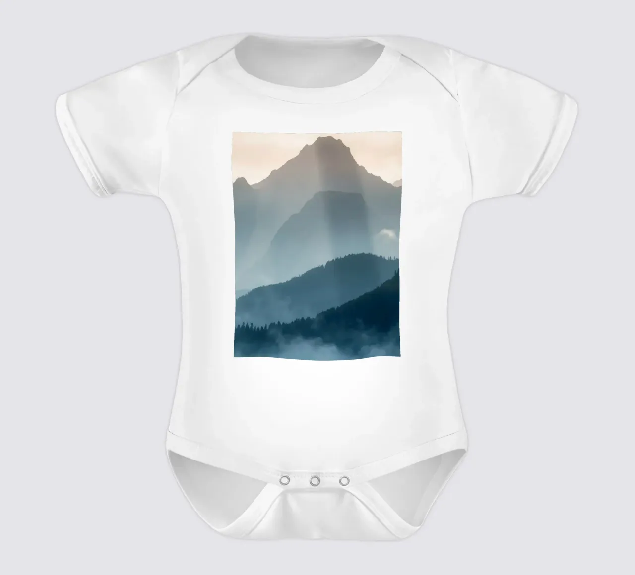 Magnifique paysage de montagne avec un léger brouillard et une lumière douce body bébé de DesignDoodle