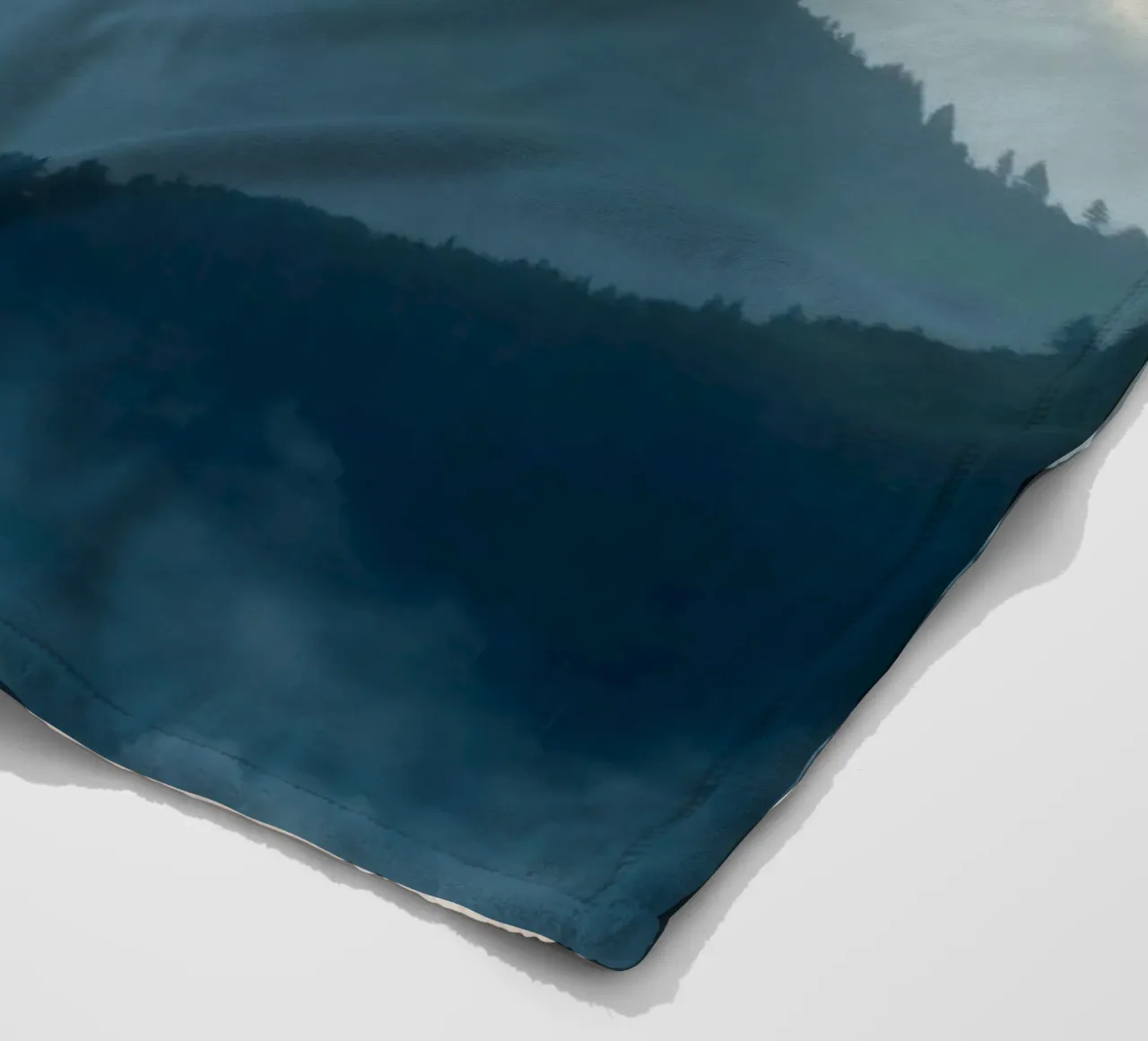 Splendido paesaggio montano con nebbia soffusa e luce delicata coperta in pile da DesignDoodle