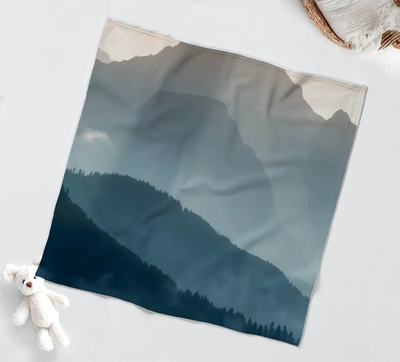 Splendido paesaggio montano con nebbia soffusa e luce delicata coperta in pile da DesignDoodle