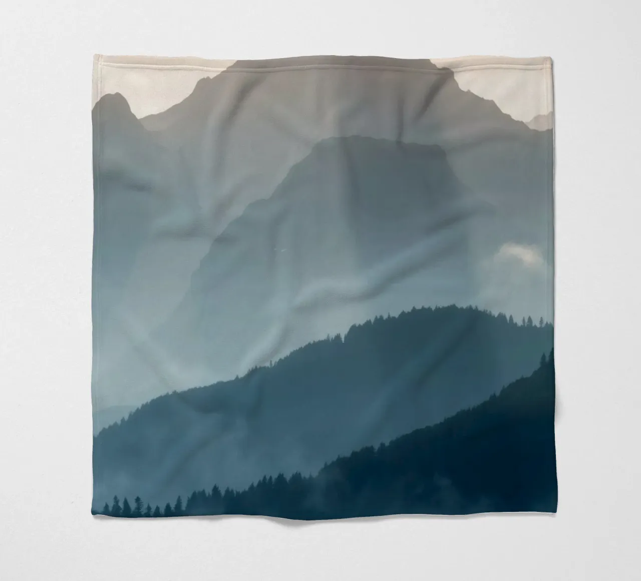 Splendido paesaggio montano con nebbia soffusa e luce delicata coperta in pile da DesignDoodle