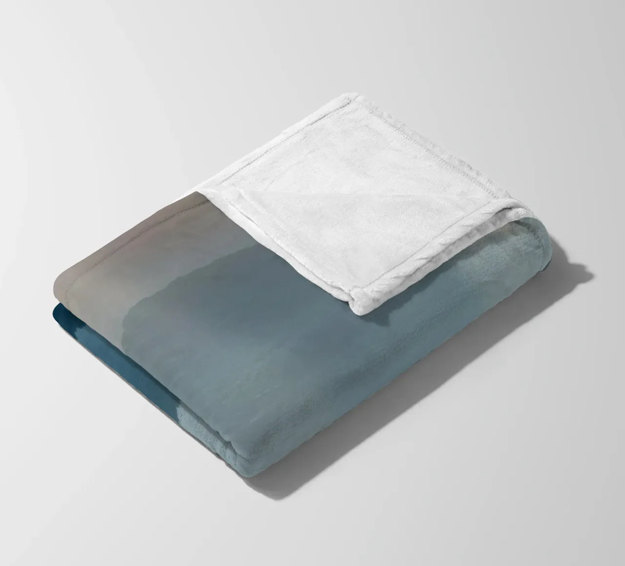 Splendido paesaggio montano con nebbia soffusa e luce delicata coperta in pile da DesignDoodle