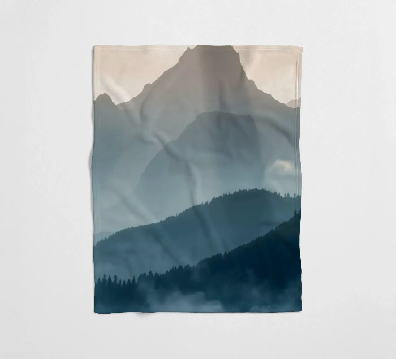 Splendido paesaggio montano con nebbia soffusa e luce delicata coperta in pile da DesignDoodle