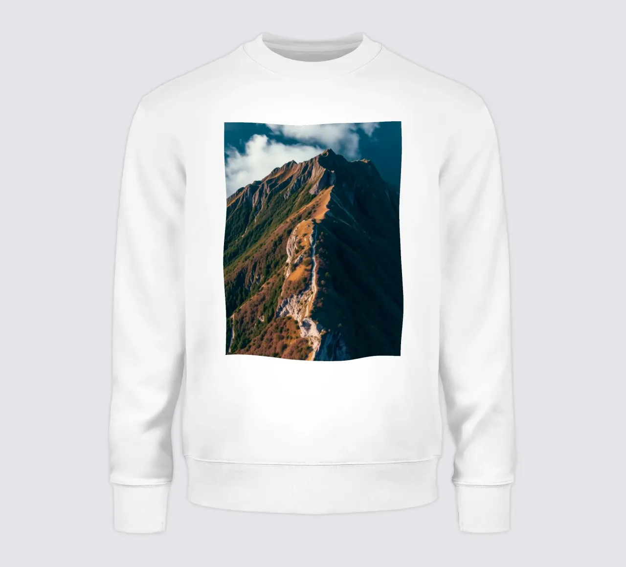 Paesaggio montano mozzafiato con una vegetazione lussureggiante e un'atmosfera drammatica. felpa da DesignDoodle