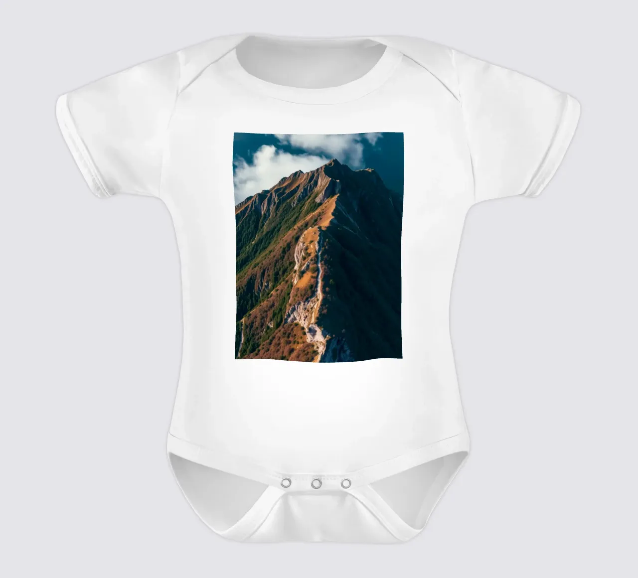 Paesaggio montano mozzafiato con una vegetazione lussureggiante e un'atmosfera drammatica. body neonato maniche corte da DesignDoodle