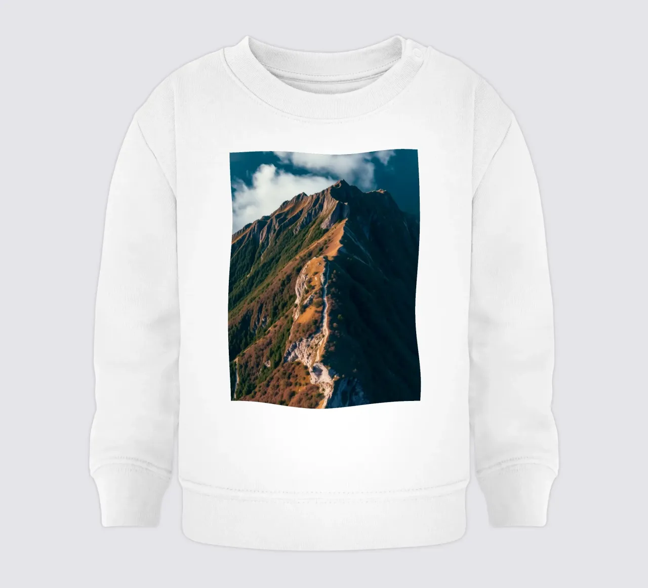 Paesaggio montano mozzafiato con una vegetazione lussureggiante e un'atmosfera drammatica. felpa neonato da DesignDoodle