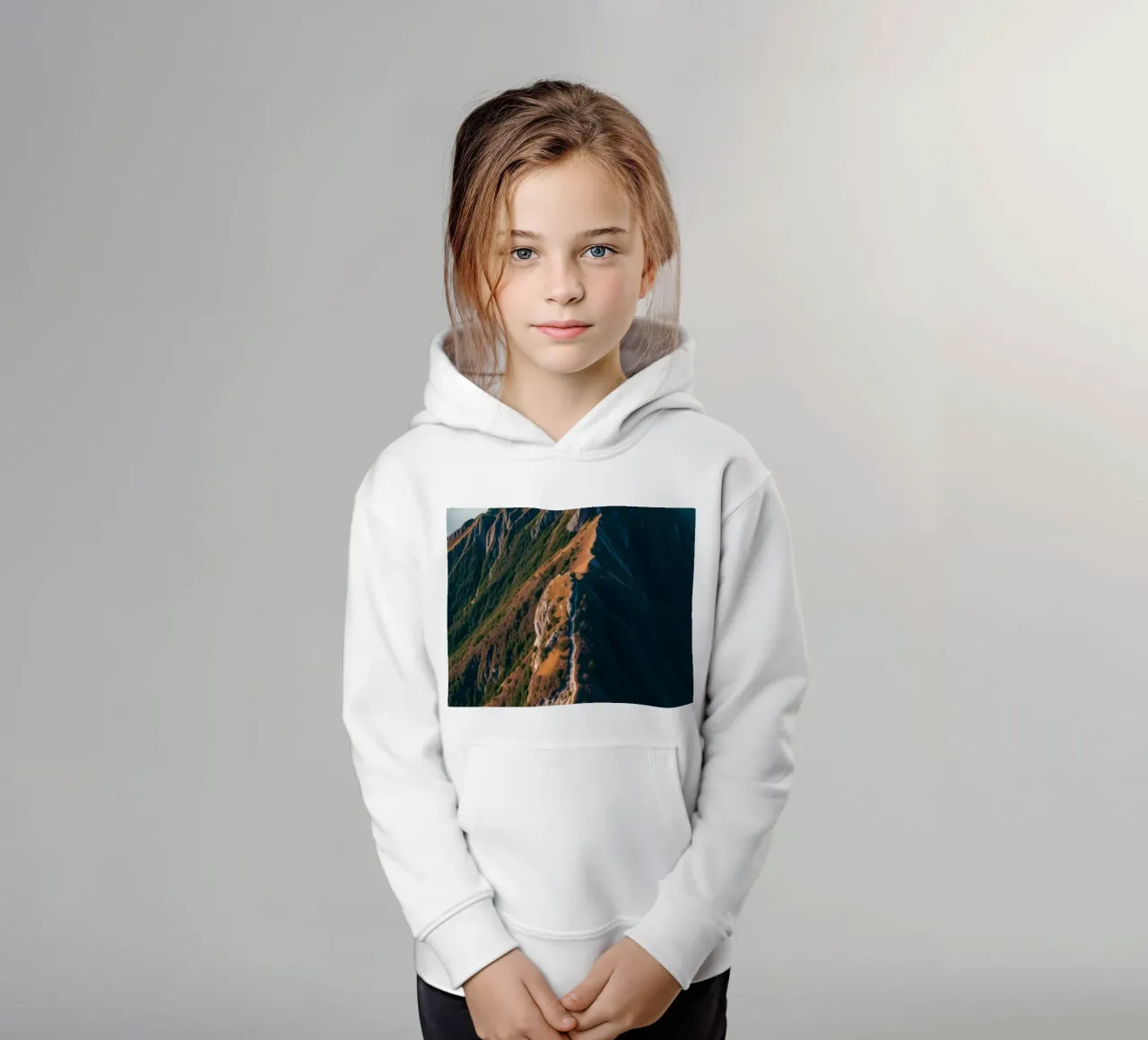 Paesaggio montano mozzafiato con una vegetazione lussureggiante e un'atmosfera drammatica. felpa bambino con cappuccio da DesignDoodle