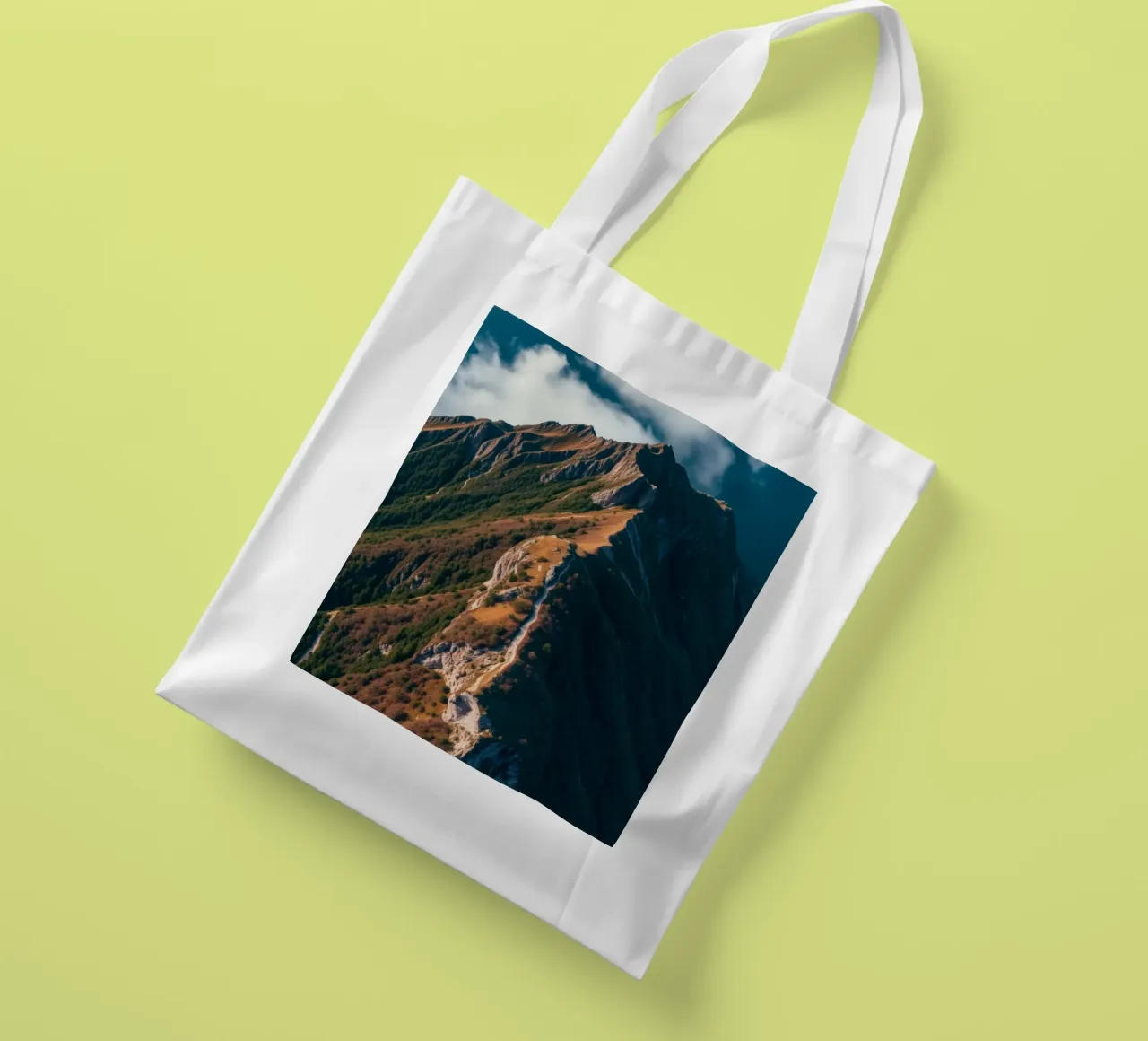 Paesaggio montano mozzafiato con una vegetazione lussureggiante e un'atmosfera drammatica. borsa in juta da DesignDoodle