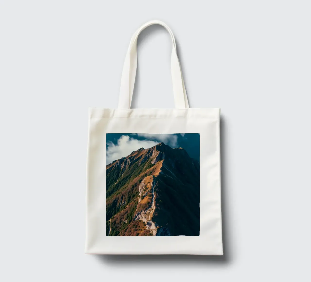 Paesaggio montano mozzafiato con una vegetazione lussureggiante e un'atmosfera drammatica. borsa in juta da DesignDoodle
