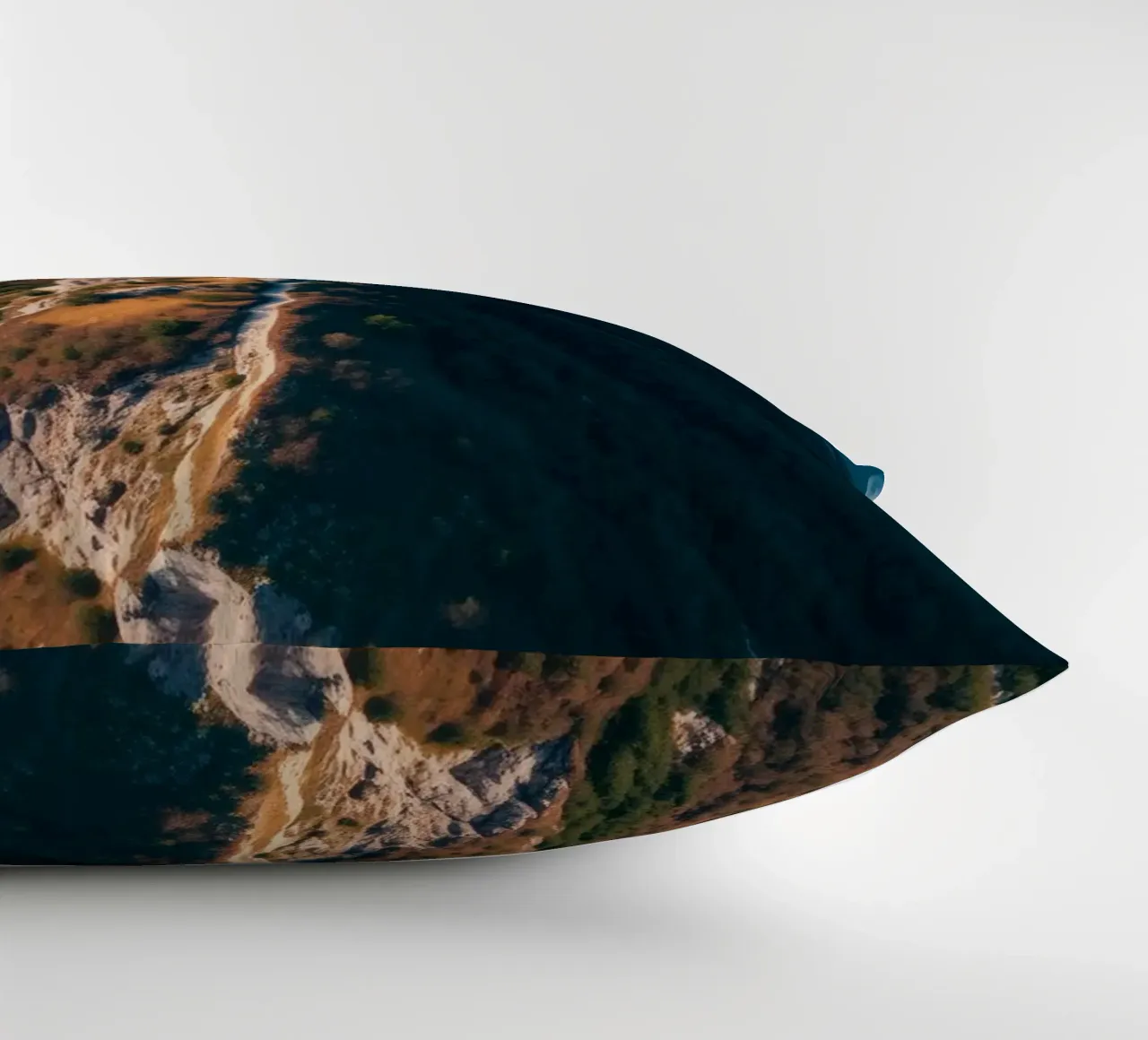 Paesaggio montano mozzafiato con una vegetazione lussureggiante e un'atmosfera drammatica. cuscino da DesignDoodle