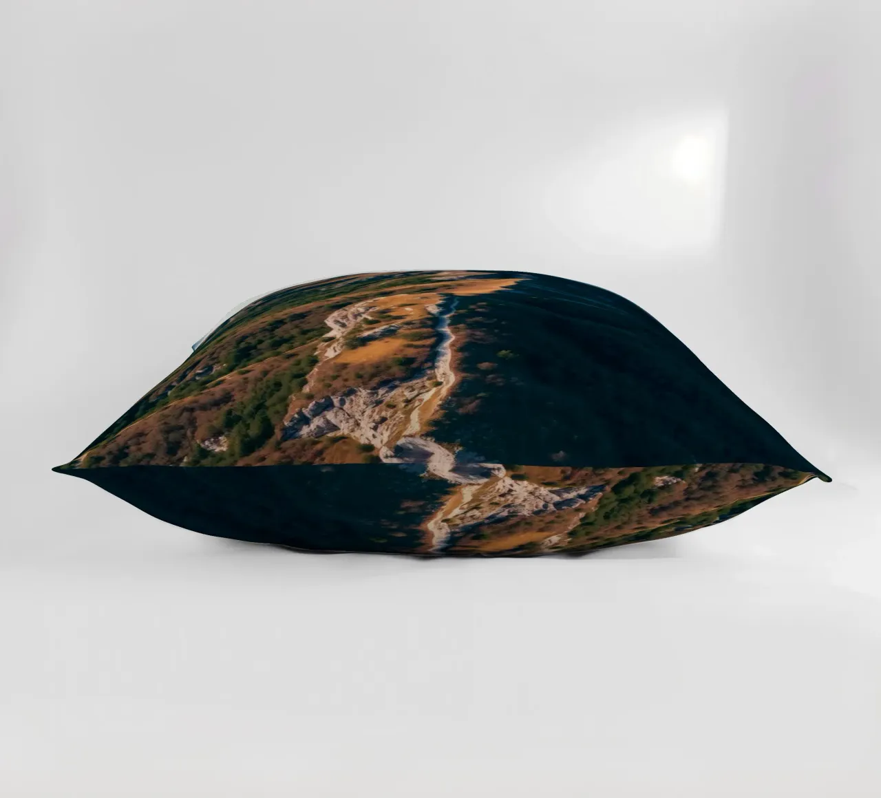 Paesaggio montano mozzafiato con una vegetazione lussureggiante e un'atmosfera drammatica. cuscino da DesignDoodle