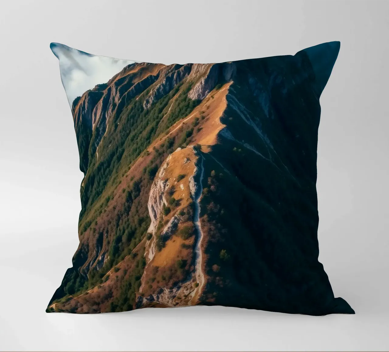 Paesaggio montano mozzafiato con una vegetazione lussureggiante e un'atmosfera drammatica. cuscino da DesignDoodle