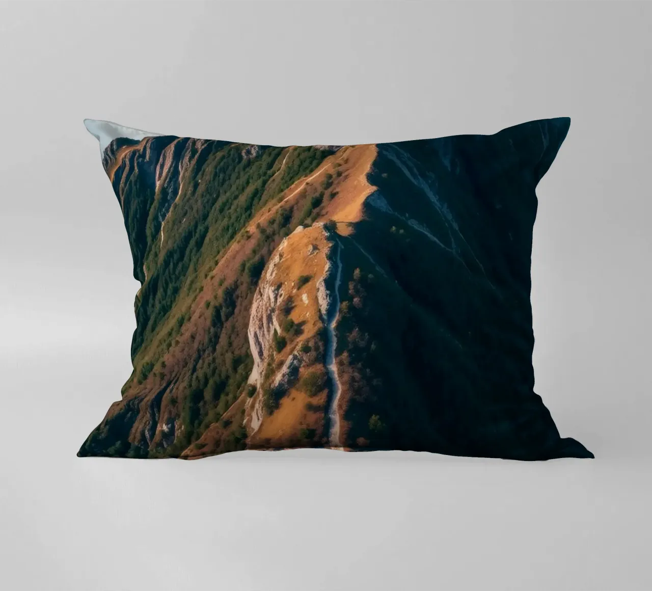 Paesaggio montano mozzafiato con una vegetazione lussureggiante e un'atmosfera drammatica. cuscino da DesignDoodle