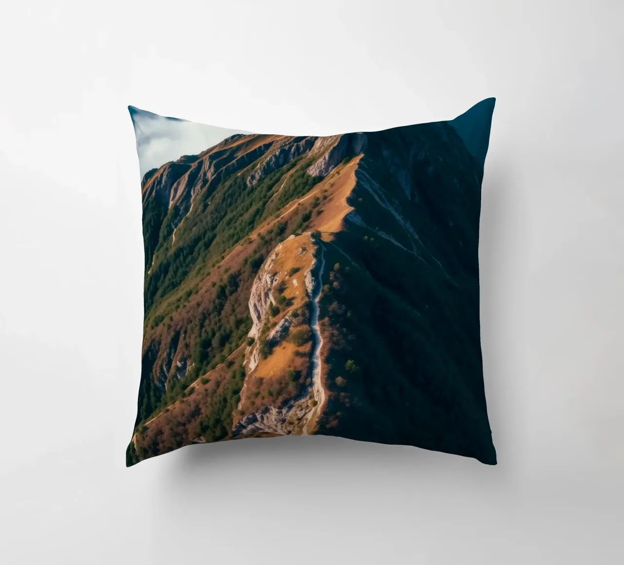Paesaggio montano mozzafiato con una vegetazione lussureggiante e un'atmosfera drammatica. cuscino da DesignDoodle