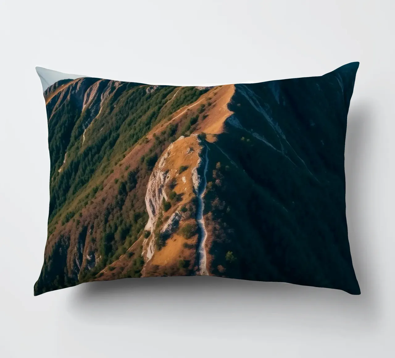 Paesaggio montano mozzafiato con una vegetazione lussureggiante e un'atmosfera drammatica. cuscino da DesignDoodle