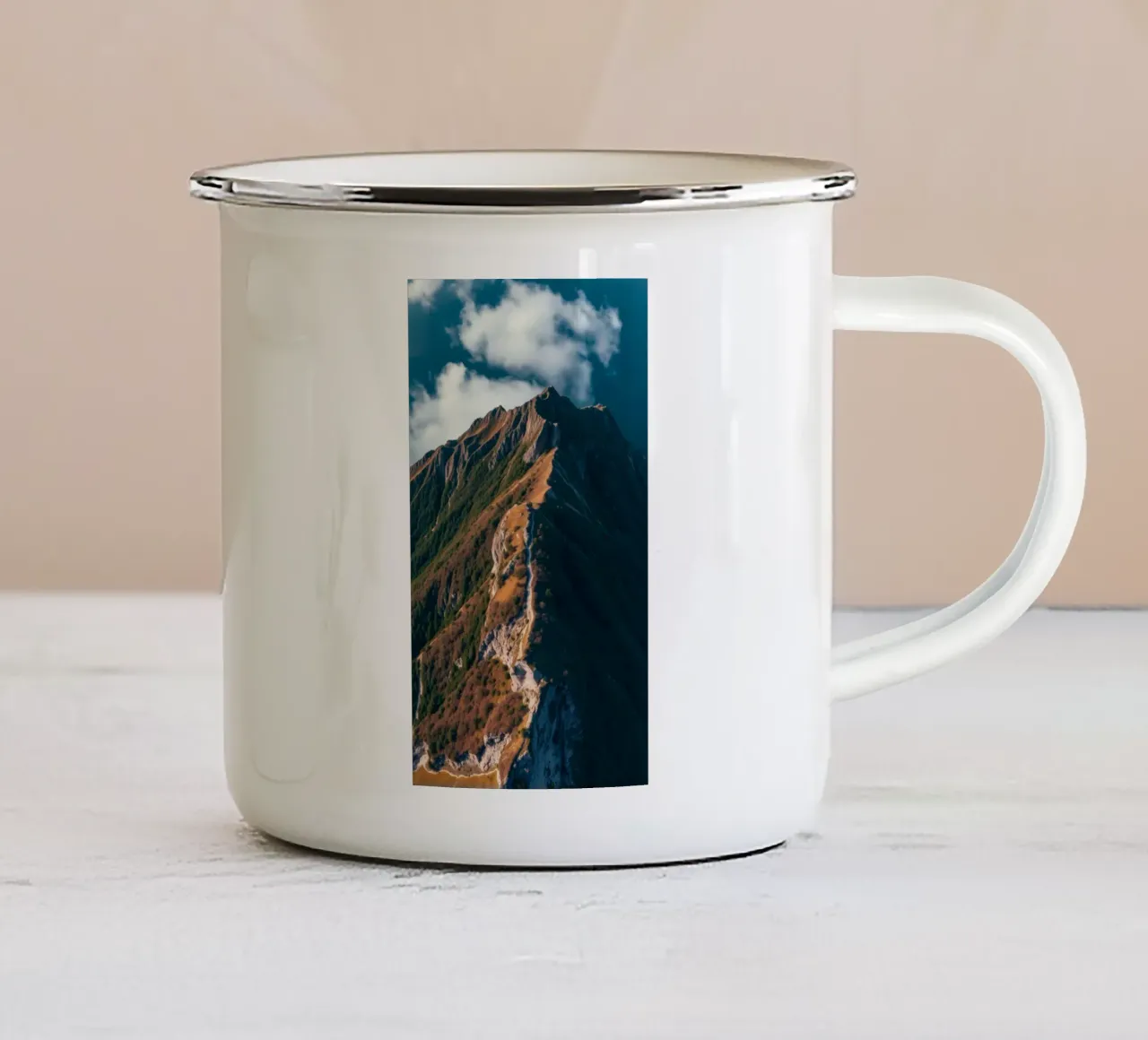 Paesaggio montano mozzafiato con una vegetazione lussureggiante e un'atmosfera drammatica. tazza in smalto da DesignDoodle