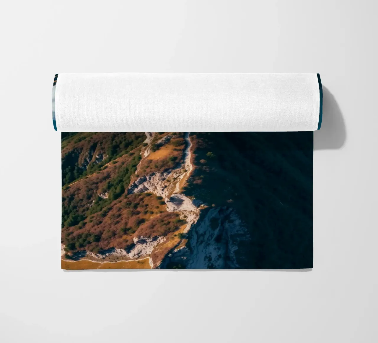 Paesaggio montano mozzafiato con una vegetazione lussureggiante e un'atmosfera drammatica. telo mare da DesignDoodle