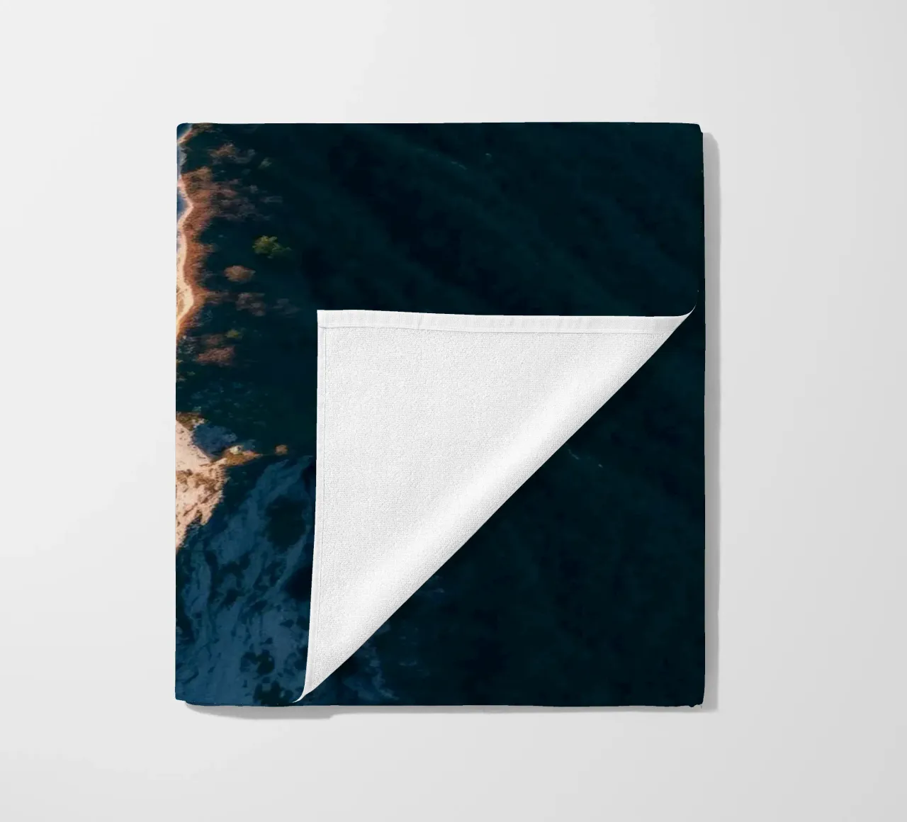 Paesaggio montano mozzafiato con una vegetazione lussureggiante e un'atmosfera drammatica. telo mare da DesignDoodle