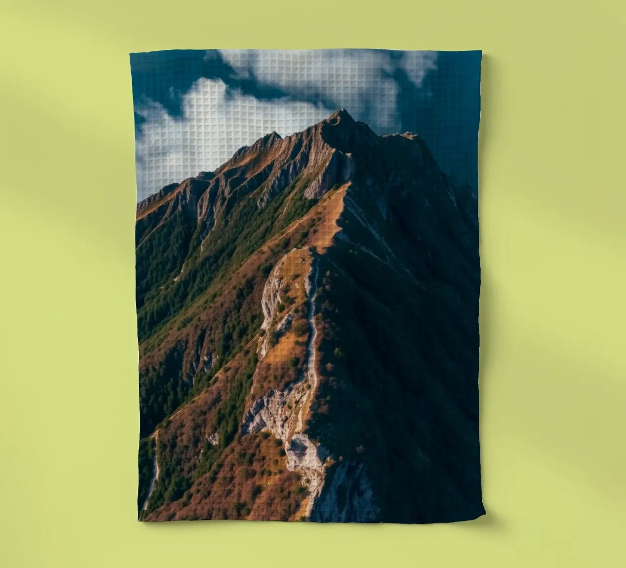 Paesaggio montano mozzafiato con una vegetazione lussureggiante e un'atmosfera drammatica. canovaccio da cucina da DesignDoodle