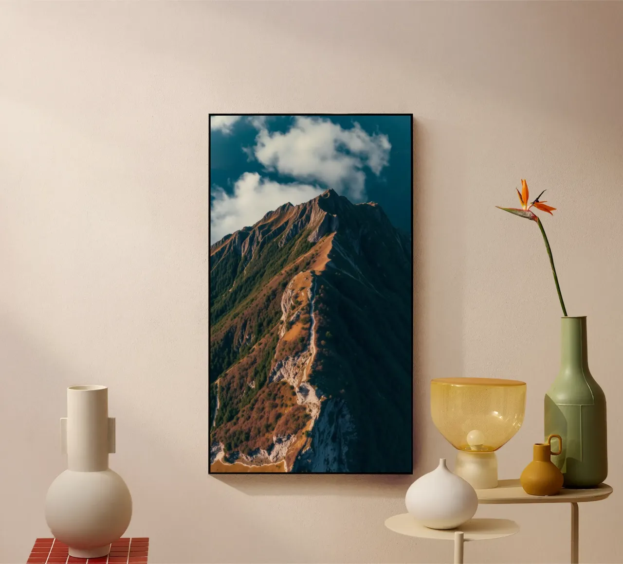 Paesaggio montano mozzafiato con una vegetazione lussureggiante e un'atmosfera drammatica. plexiglass da DesignDoodle