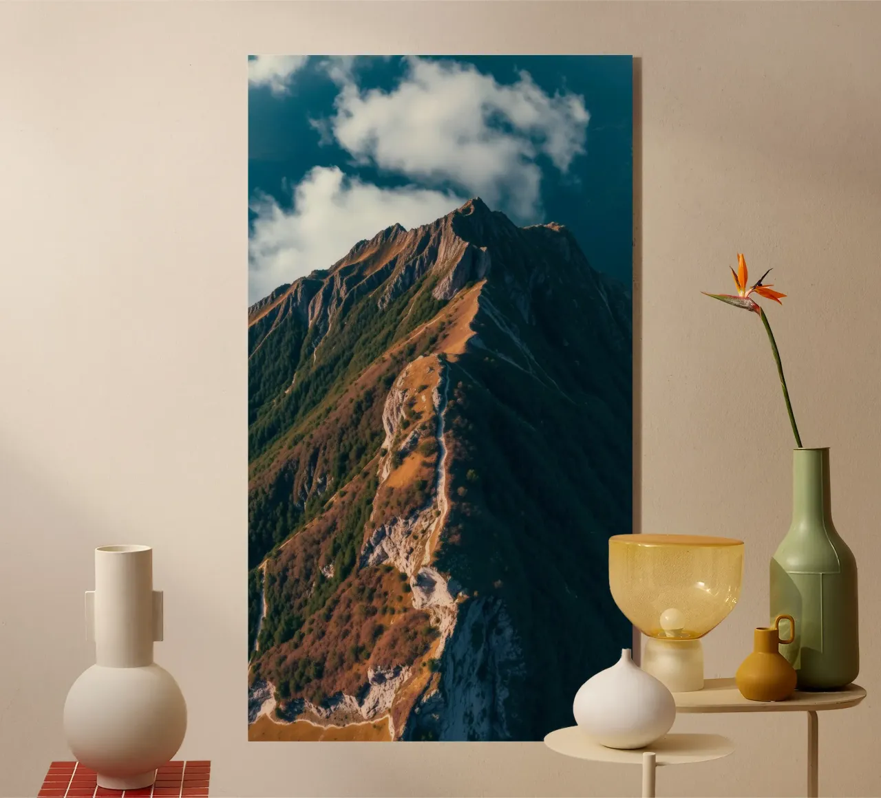 Paesaggio montano mozzafiato con una vegetazione lussureggiante e un'atmosfera drammatica. plexiglass da DesignDoodle