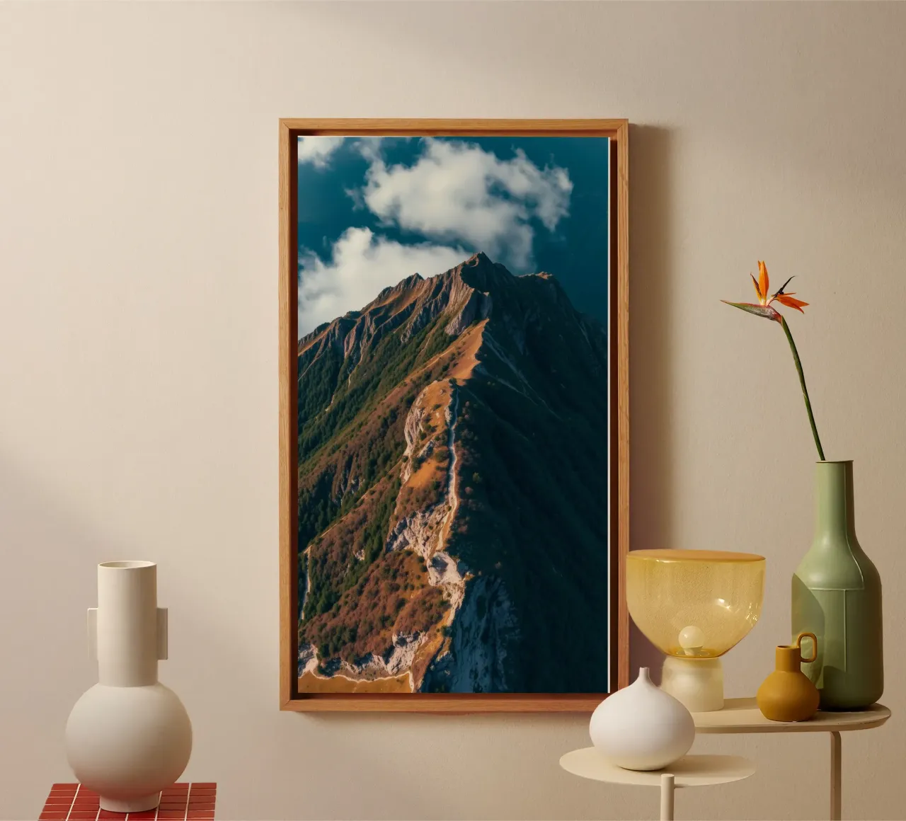 Paesaggio montano mozzafiato con una vegetazione lussureggiante e un'atmosfera drammatica. tela con Cornice a cassetta da DesignDoodle
