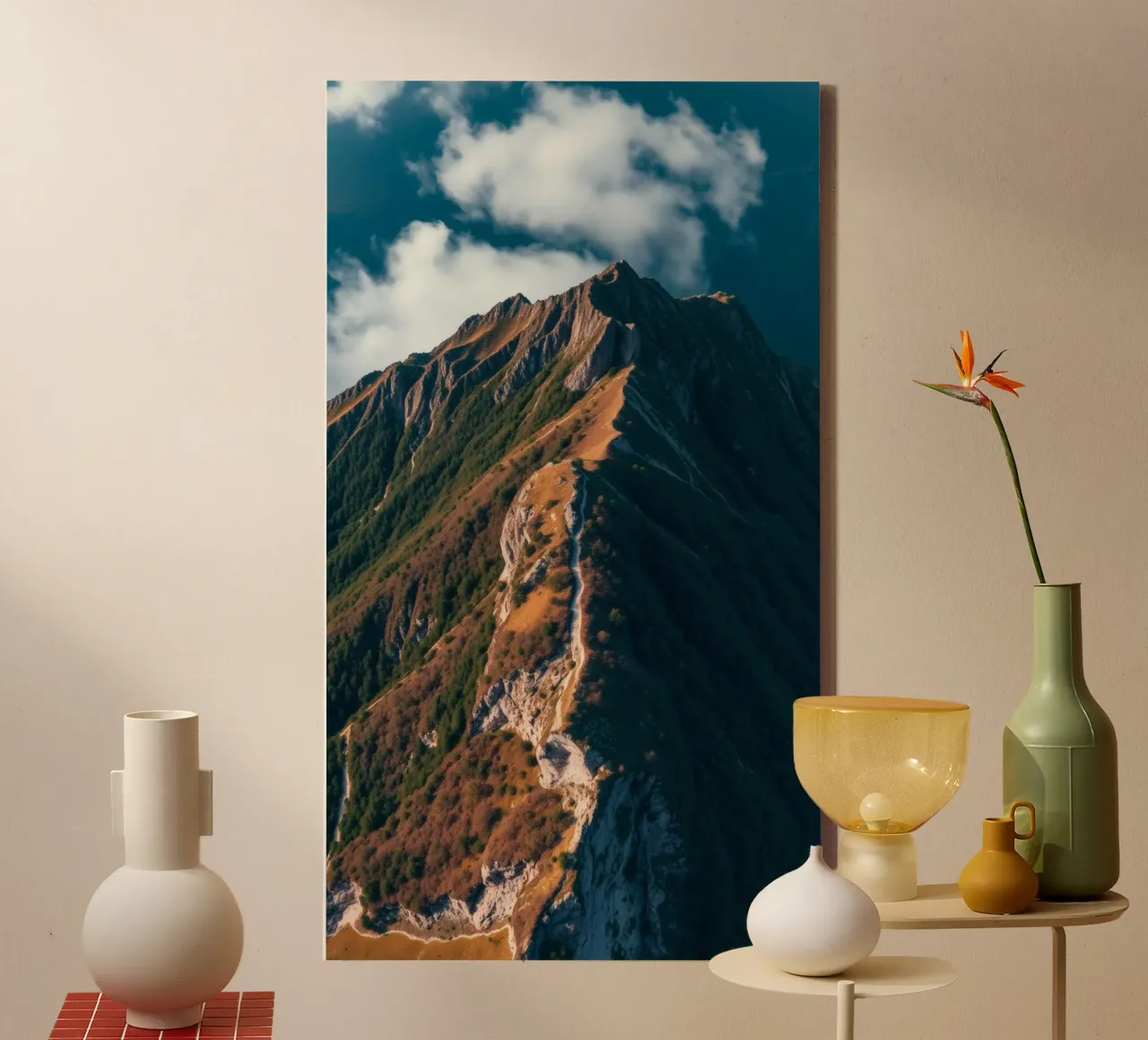 Paesaggio montano mozzafiato con una vegetazione lussureggiante e un'atmosfera drammatica. tela con Cornice a cassetta da DesignDoodle