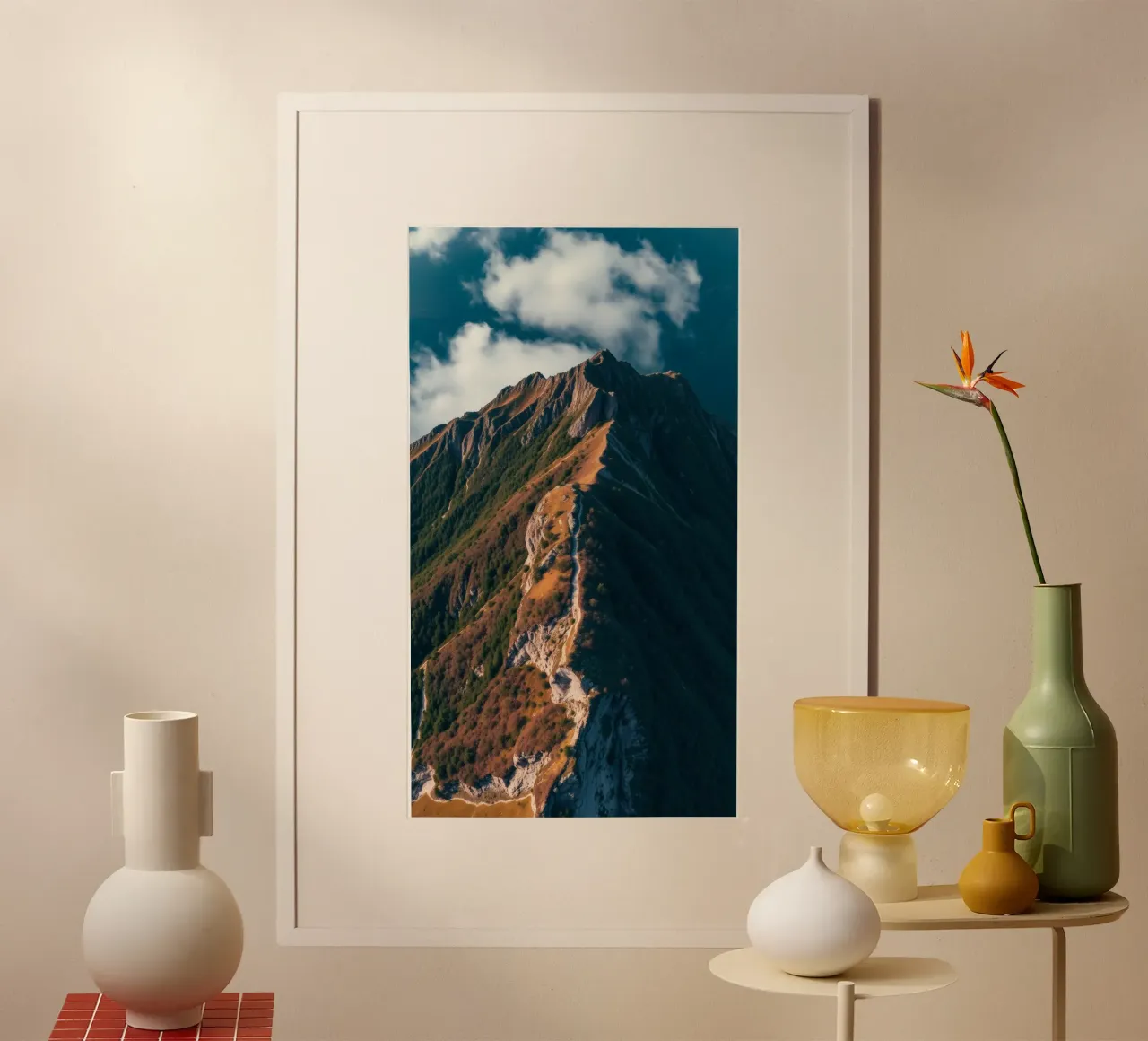 Paesaggio montano mozzafiato con una vegetazione lussureggiante e un'atmosfera drammatica. poster con telaio in alluminio da DesignDoodle
