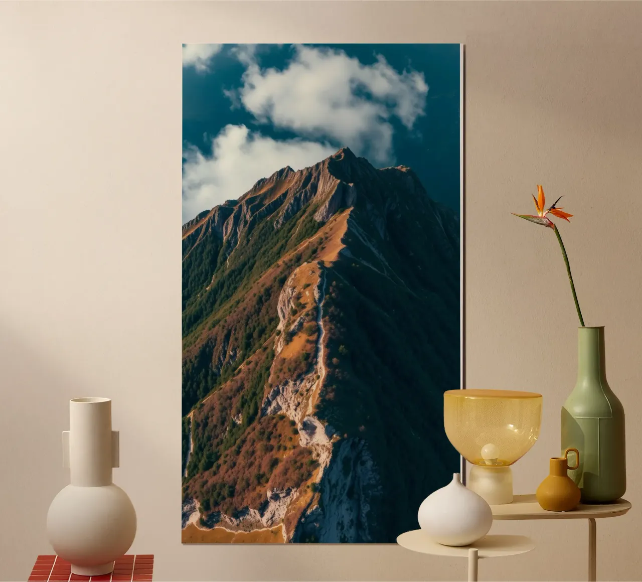 Paesaggio montano mozzafiato con una vegetazione lussureggiante e un'atmosfera drammatica. poster con telaio in alluminio da DesignDoodle