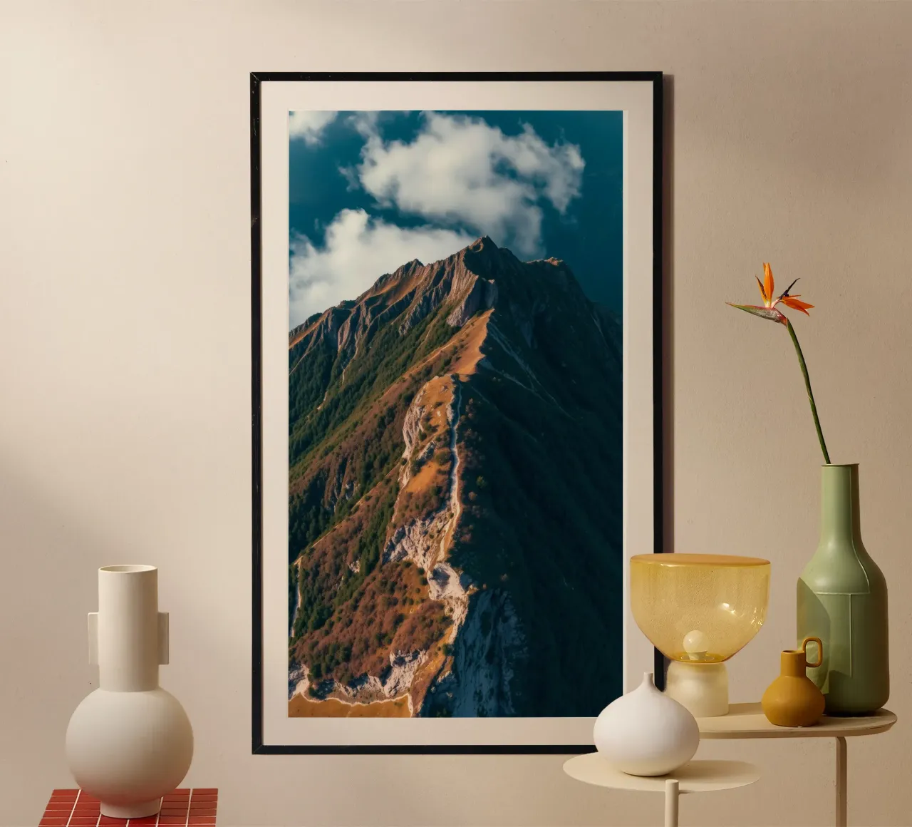 Paesaggio montano mozzafiato con una vegetazione lussureggiante e un'atmosfera drammatica. poster con telaio in alluminio da DesignDoodle