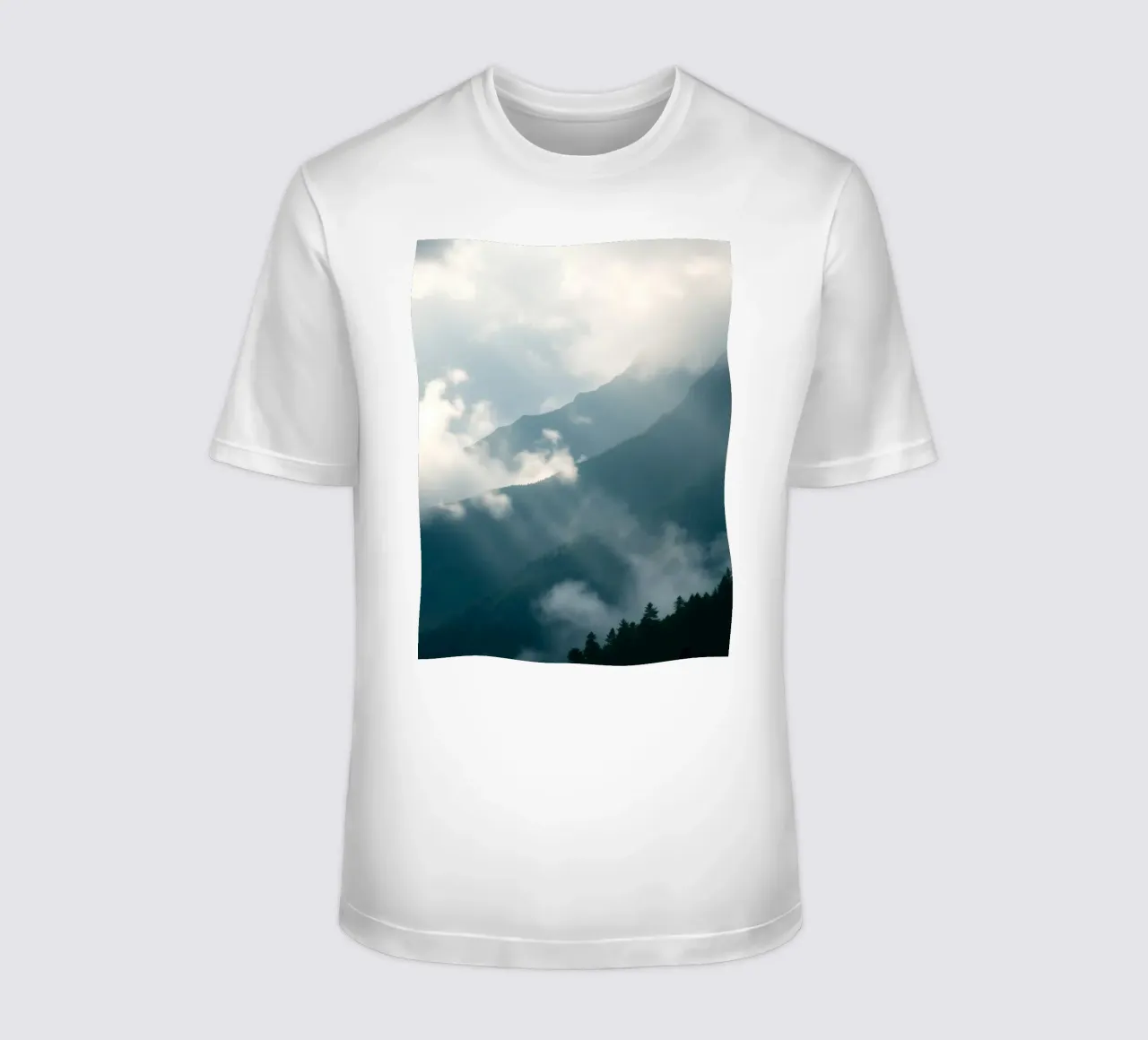 Paysage de montagne avec brume et nuages créant une atmosphère sereine. t-shirt de DesignDoodle