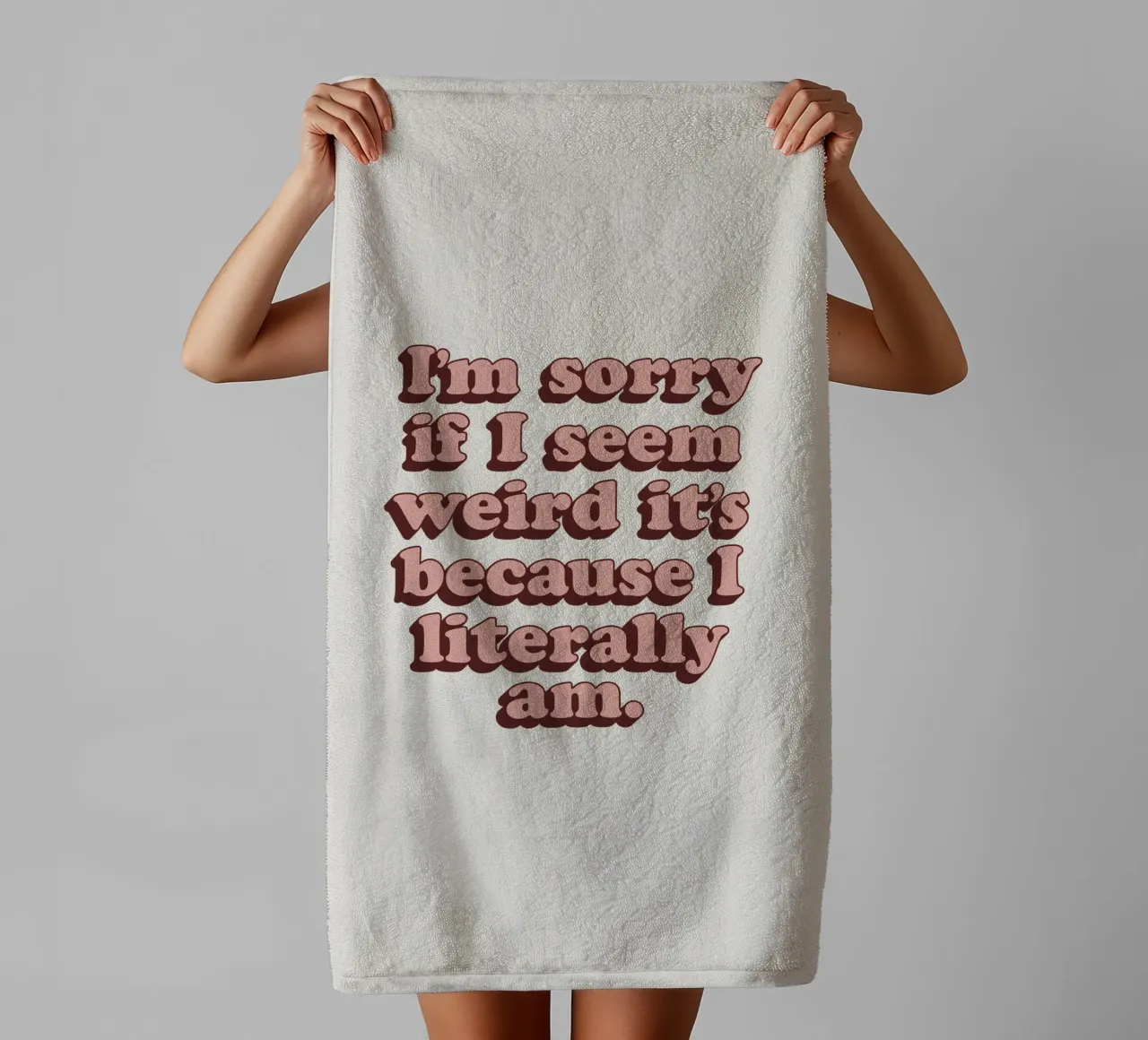 Je suis désolé si j'ai l'air bizarre, c'est parce que je suis littéralement imprimé. serviette de bain de THE MOTIVATED TYPE
