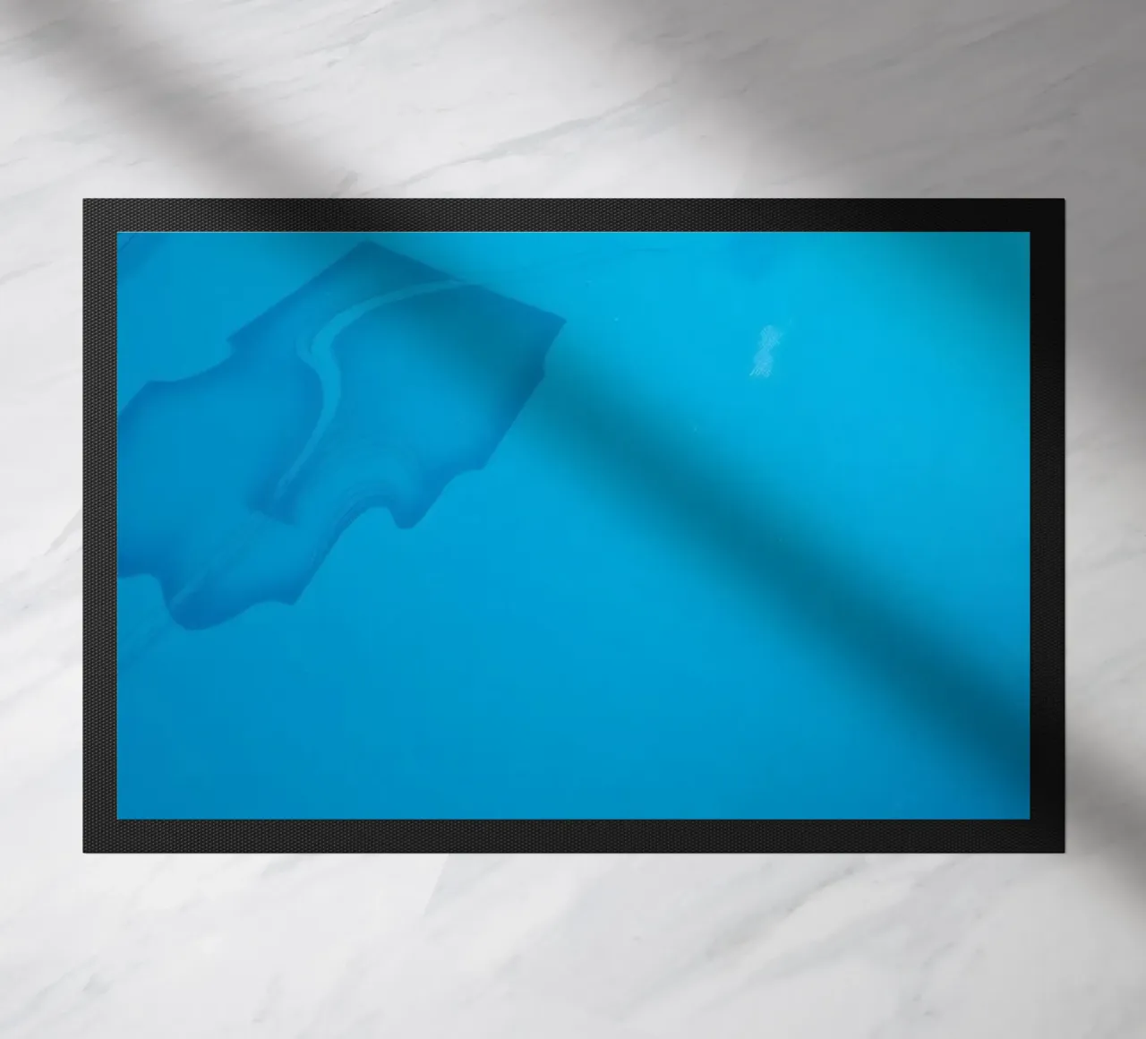 toni blu rilassanti ed elementi di design fluidi e rassicuranti zerbino da DesignDoodle