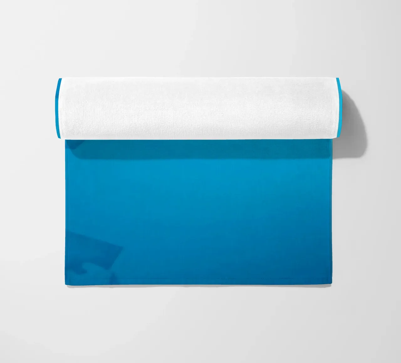 toni blu rilassanti ed elementi di design fluidi e rassicuranti telo mare da DesignDoodle